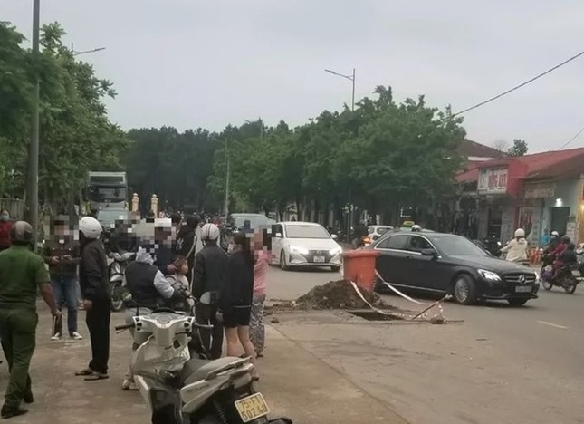 Một phụ nữ tại Huế trọng thương vì ‘lọt’ hố ga viễn thông giữa đường ảnh 1