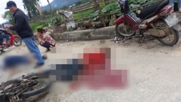 Va chạm với xe bò, hai người đàn ông bị tôn cứa tử vong ảnh 1