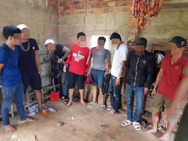 Quảng Nam:13 đối tượng 'xóc đĩa' trong ngôi nhà hoang ảnh 1