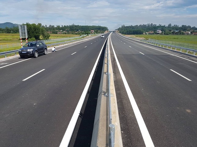 Cao tốc Đà Nẵng - Quảng Ngãi xuất hiện lún ở đầu cầu, cống ảnh 1