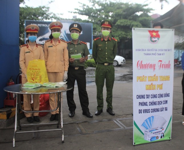 Đoàn viên phát 3.000 khẩu trang miễn phí phòng dịch Covid-19 ảnh 2