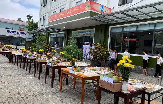 Xôn xao chuyện bệnh viện bày hàng chục mâm cỗ, tổ chức cúng bái giữa mùa dịch ảnh 1