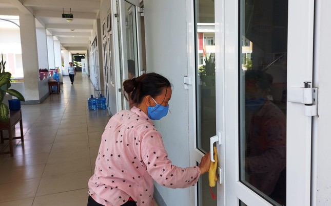 Học sinh Quảng Nam trở lại trường từ 4/5: Kiểm tra thân nhiệt, chào cờ tại lớp ảnh 2