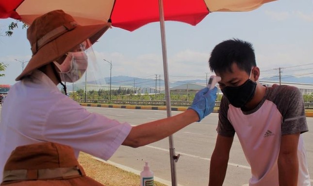 Quảng Nam lập 4 chốt kiểm soát, đình chỉ hoạt động cơ sở kinh doanh không thiết yếu ảnh 1