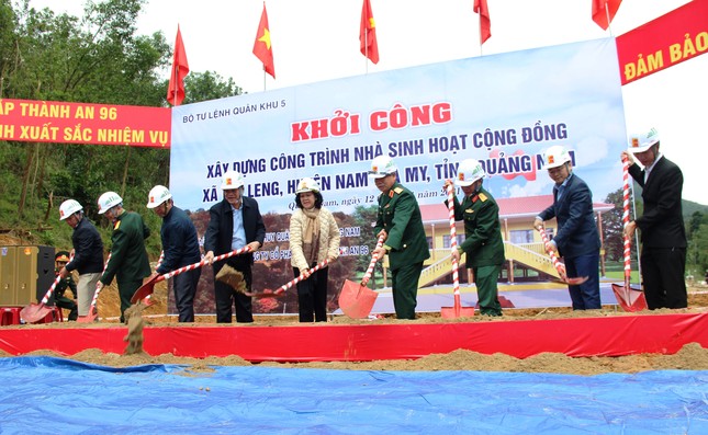 Đoàn công tác Trung ương thăm hỏi, tặng quà bà con xã Trà Leng ảnh 5