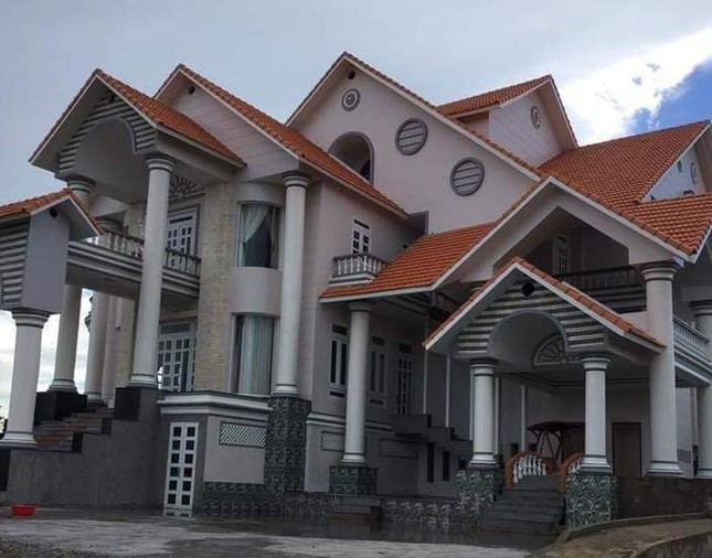 Biệt thự của 'đại gia' Tư Khắp ở Cà Mau nghi bị nã đạn ảnh 1