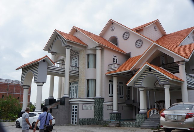 'Đại gia' Cà Mau hoang mang sau vụ biệt thự nghi bị nã đạn ảnh 2