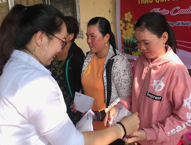 Báo Tiền Phong trao quà tết đồng bào nghèo ảnh 4