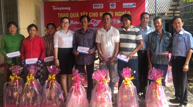 Báo Tiền Phong trao quà tết đồng bào nghèo ảnh 5