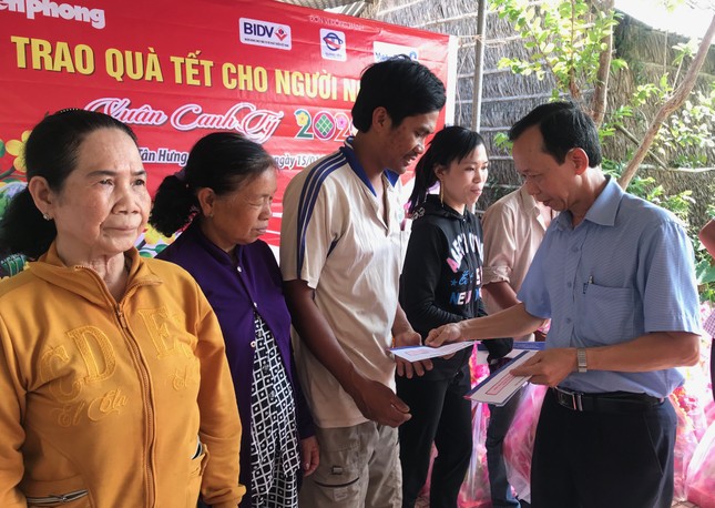 Báo Tiền Phong trao quà tết đồng bào nghèo ảnh 3