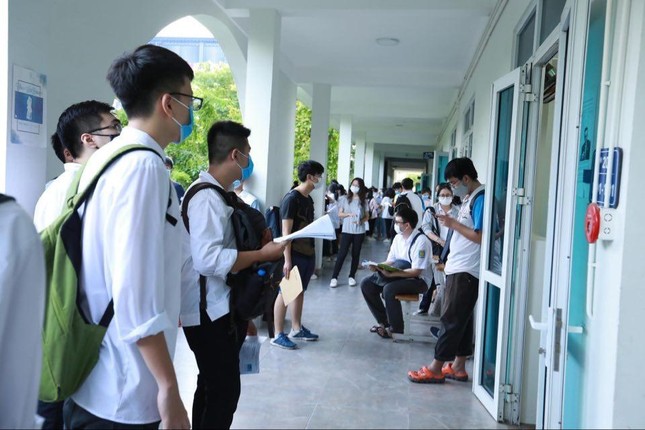 Nhiều trường THPT chuyên ở Hà Nội hoãn lịch thi vào 10: Teen và phụ huynh lo lắng chờ đợi ảnh 2