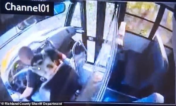 Mỹ: Xe buýt nhà trường bị tấn công, nhóm học sinh tiểu học đã “hạ” tên cướp thế nào? ảnh 2