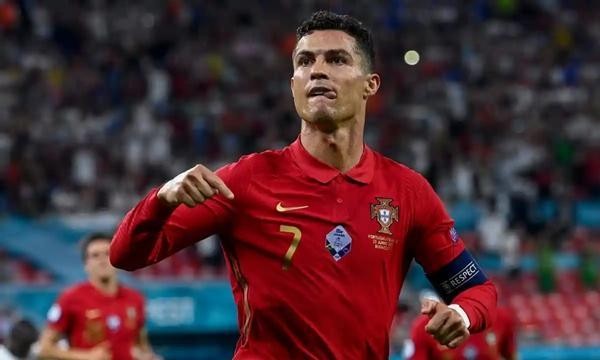 Tại sao Cristiano Ronaldo toàn mặc áo dài tay thi đấu trong khi đồng đội mặc áo ngắn tay? ảnh 6