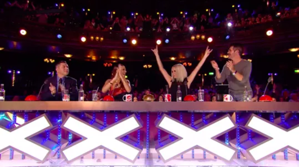 Giám khảo Britain’s Got Talent sững sờ trước màn chơi trống đỉnh cao của cụ bà 76 tuổi ảnh 2