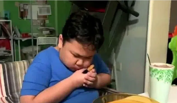 Cậu bé òa khóc sung sướng khi được ăn gà rán sau mấy tháng giãn cách xã hội ảnh 3