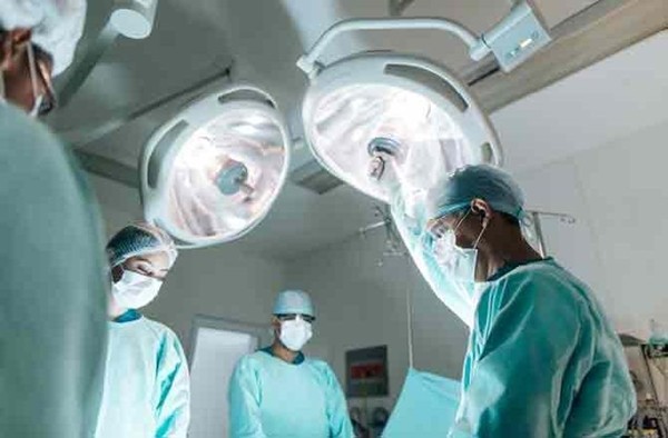 Các bác sĩ thực hiện ca mổ hiếm gặp, cứu em bé 2 tuổi nuốt 2 viên nam châm ảnh 2