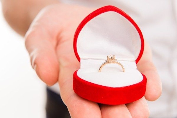 Nếu bạn được bạn trai cầu hôn bằng nhẫn mua cho người cũ như cô gái này, bạn có từ chối? ảnh 2