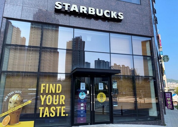 Starbucks Hàn Quốc loay hoay giảm chỗ ngồi sau khi liên quan tới hơn 50 ca nhiễm COVID-19 ảnh 2