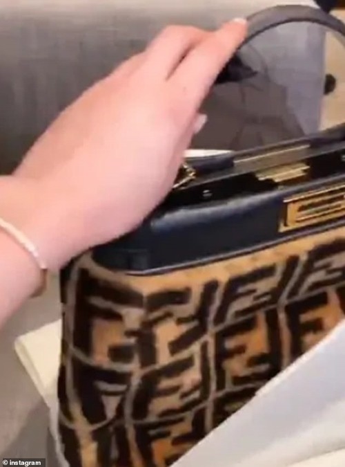 Mở tiệc “đập hộp” túi và quần áo Fendi, ngôi sao Instagram tên là... Chanel bị phạt nặng ảnh 1