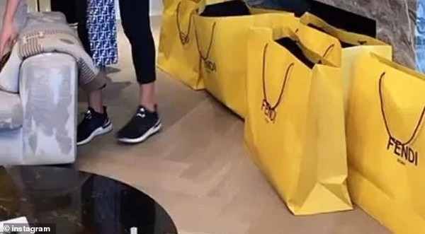 Mở tiệc “đập hộp” túi và quần áo Fendi, ngôi sao Instagram tên là... Chanel bị phạt nặng ảnh 3