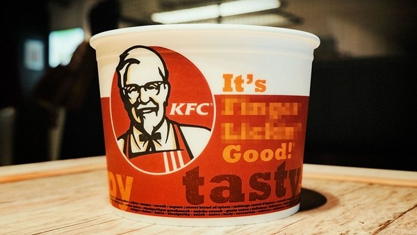 Do đại dịch, KFC tạm dừng khẩu hiệu “Liếm ngón tay…” vì nghe không được vệ sinh ảnh 2