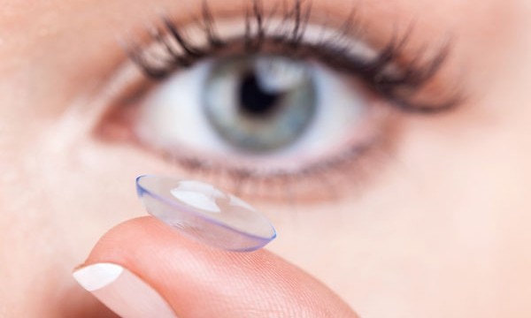 Rửa tay bằng nước máy bị nhiễm khuẩn rồi đeo kính áp tròng, cô gái bị mù một bên mắt ảnh 1