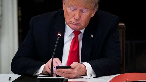 Tổng thống Trump liên tục bị các mạng xã hội “thổi còi”, hết Facebook lại đến Twitter ảnh 2
