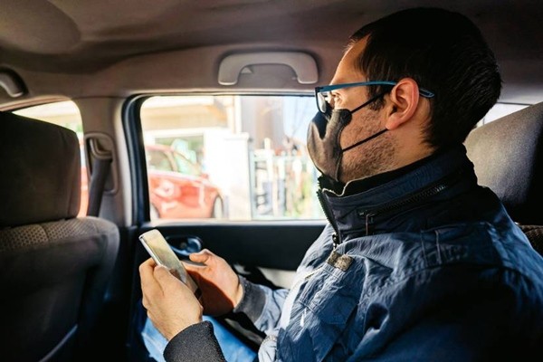 Vì xì hơi trên taxi, hành khách bị tài xế đuổi xuống, cuối cùng còn bị tội tấn công tài xế ảnh 1