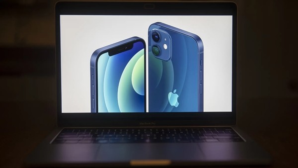 Vừa thấy iPhone 12 không kèm theo cục sạc, Samsung không bỏ lỡ cơ hội “troll” Apple ngay ảnh 1