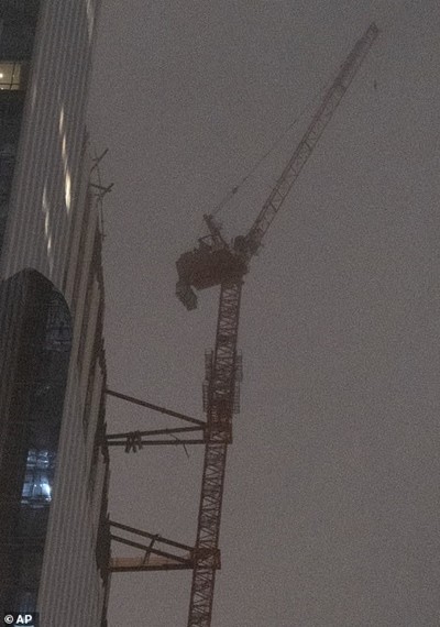 Người đi đường sợ hãi khi cần cẩu cao 70 mét xoay tít do mưa to gió lớn, hất tung mọi thứ ảnh 2