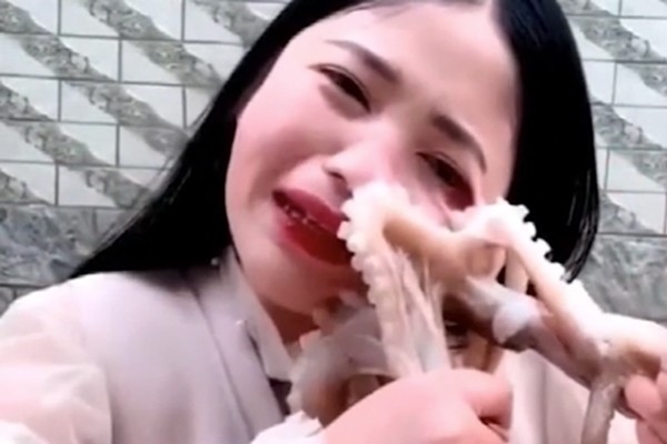 Một người bị con cá sống chui vào cổ họng suýt ngạt thở, lý do thì bạn không tin nổi đâu ảnh 3