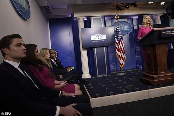 Tổng thống Trump càng thêm bực: Những người được ông quý mến lại quay ra xô xát với nhau ảnh 3