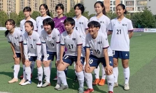 Chỉ vì một cầu thủ có màu tóc “không đủ đen”, cả đội bóng đá nữ trường đại học bị xử thua ảnh 1