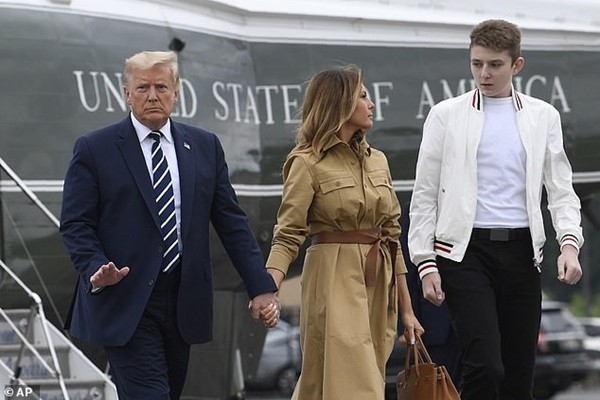 Trong khi Tổng thống Trump cố “chiến đấu đến cùng”, phu nhân Melania bỗng nói câu bất ngờ ảnh 2