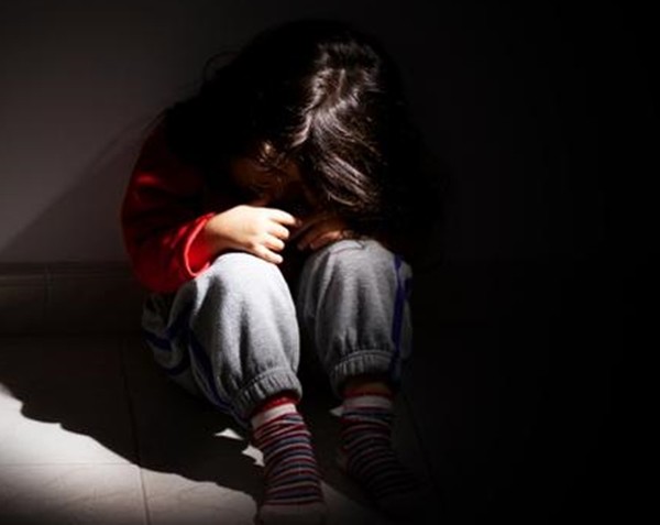 Bị mẹ bỏ mặc không chăm sóc, cậu bé 2 tuổi tội nghiệp “chỉ biết sủa” chứ không biết nói ảnh 1
