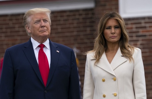 Tổng thống Trump và Phu nhân chụp ảnh mừng Giáng Sinh, cư dân mạng nhận ra điều đặc biệt ảnh 2