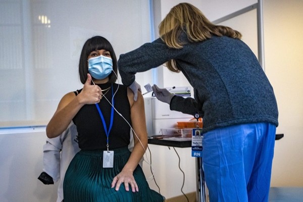Gọi COVID-19 là bệnh của người nghèo, giờ giới siêu giàu lại muốn “chen hàng” tiêm vaccine ảnh 2