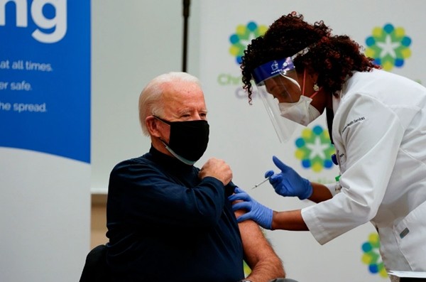 Sau khi tiêm vaccine COVID-19, ông Joe Biden nói câu mà Tổng thống Trump cũng không ngờ ảnh 1