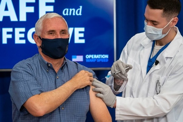 Sau khi tiêm vaccine COVID-19, ông Joe Biden nói câu mà Tổng thống Trump cũng không ngờ ảnh 3