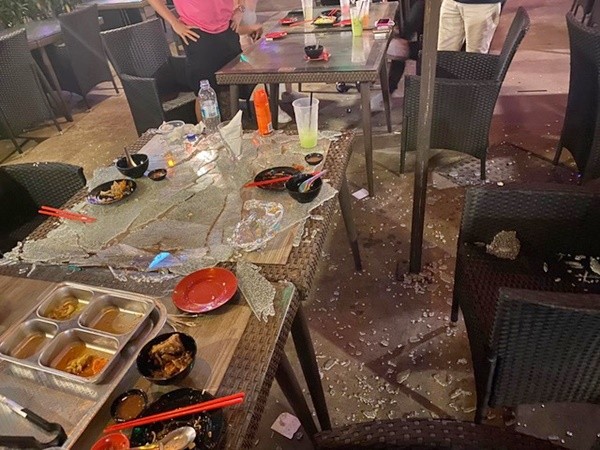 Nồi lẩu nóng khiến mặt bàn kính nổ tung làm khách bị thương, bạn đi ăn nhớ lưu ý điều này ảnh 1