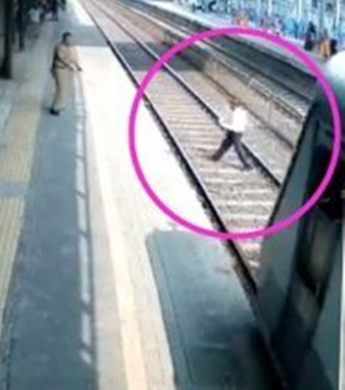 Cảnh sát cứu người thoát nạn trong gang tấc nhưng hành động sau đó lại cực bất ngờ ảnh 1