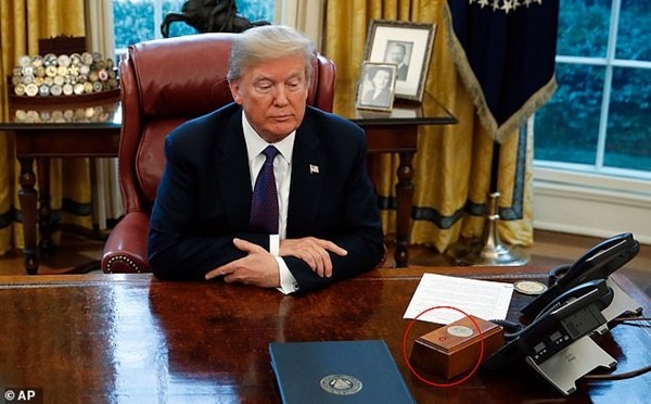 Tổng thống Biden gỡ bỏ cái nút đỏ bí ẩn trên bàn làm việc ở Nhà Trắng, đó là nút gì vậy? ảnh 1