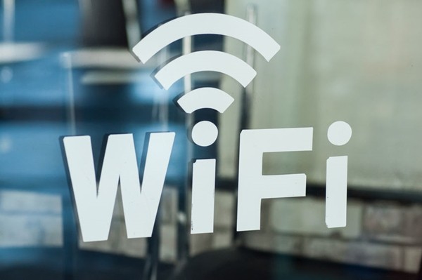 Lo sợ bức xạ có hại cho sức khỏe, một gia đình viết thư yêu cầu hàng xóm tắt Wifi ảnh 1