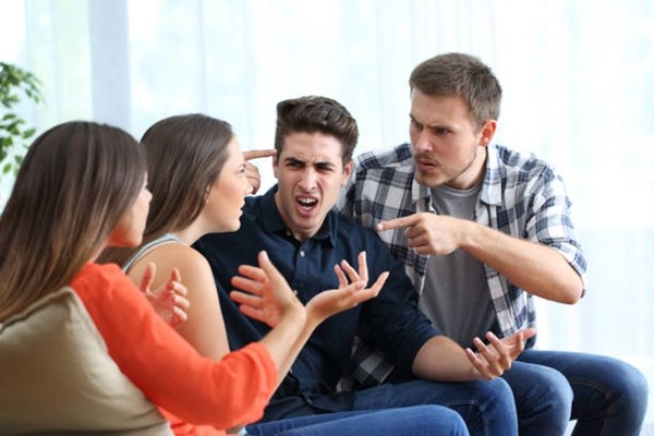 Tên tội phạm ra đầu thú vì “không thể chịu nổi gia đình mình” lúc phải ở nhà vì phong tỏa ảnh 2