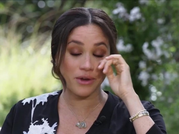 Meghan bị “tố” ngược: Bảo là Hoàng gia thu mất hộ chiếu, thế mà đi nước ngoài suốt thế này ảnh 1