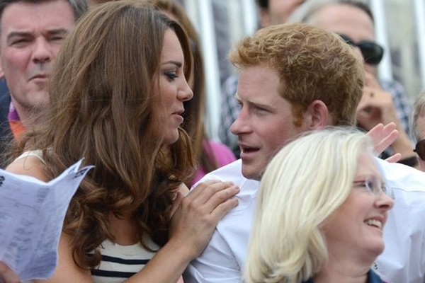 Sau khi Meghan gây bão, ai cũng tiếc cho tình cảm chị dâu - em chồng của Kate và Harry ảnh 2