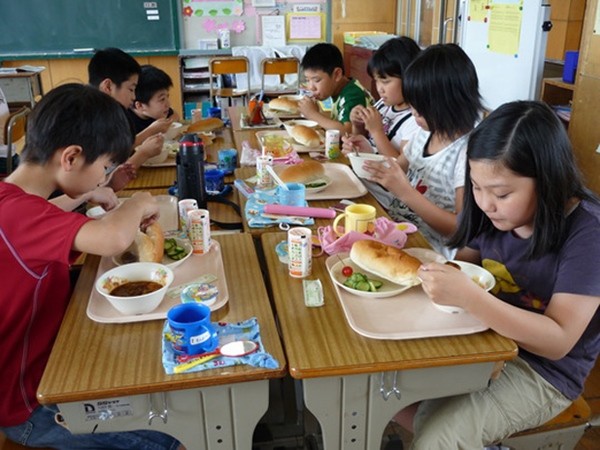 “Bữa trưa... không vui vẻ”: Mỳ xào giòn cứng đến mức cả học sinh lẫn giáo viên bị mẻ răng ảnh 1