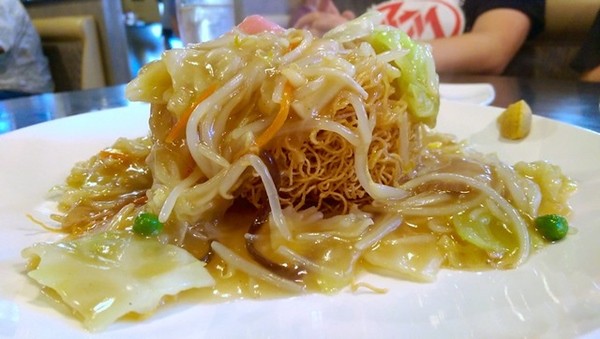 “Bữa trưa... không vui vẻ”: Mỳ xào giòn cứng đến mức cả học sinh lẫn giáo viên bị mẻ răng ảnh 2