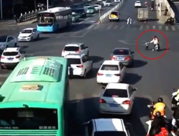 Người đi đường sốc khi em bé 3 tuổi rơi từ xe ô tô xuống, rồi đứng bật dậy chạy theo xe ảnh 2
