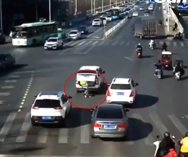 Người đi đường sốc khi em bé 3 tuổi rơi từ xe ô tô xuống, rồi đứng bật dậy chạy theo xe ảnh 1